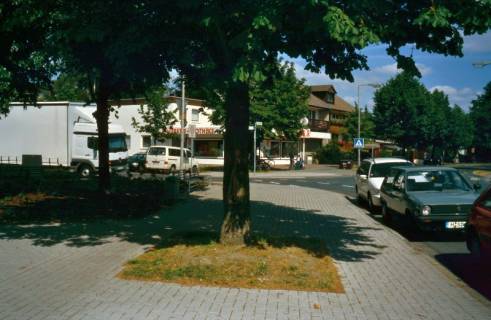ARH Slg. Bürgerbüro 553, Blick von der Borglingstraße auf die Merkur-Apotheke an der Kreuzung Immelmannstraße Ecke Am Fuhrenkampe, Ledeburg, zwischen 2002/2003