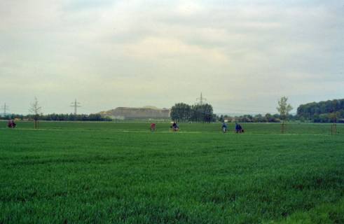 ARH Slg. Bürgerbüro 613, Radtour der Mitglieder des Bürgerbüros für Stadtentwicklung Hannover e. V., im Hintergrund ein Kaliberg, Hannover Umgebung, 1996