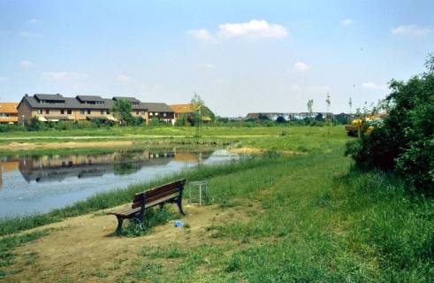 ARH Slg. Bürgerbüro 624, Blick über den Märchensee auf die Wohnsiedlung an der Wittenberger Straße und die Landschaft, Vahrenheide, wohl 1996