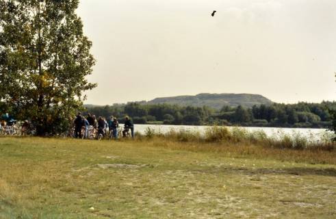ARH Slg. Bürgerbüro 643, Mitglieder des Bürgerbüros für Stadtentwicklung Hannover e. V. beim Zwischenstopp am Altwarmbüchener See während einer Radtour, Hannover, 1996