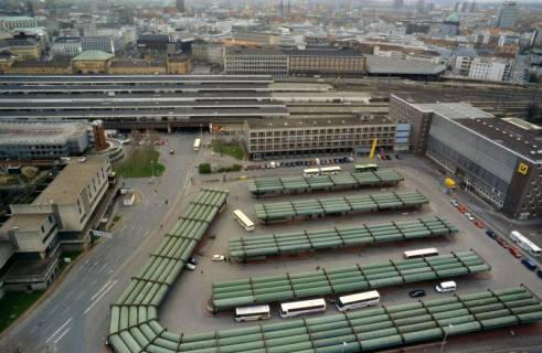 ARH Slg. Bürgerbüro 663, Blick vom Bredero Hochhaus Lister Tor auf den Zentralen Omnibusbahnhof, Hauptbahnhof und die dahinterliegende Stadt, Hannover, 1997