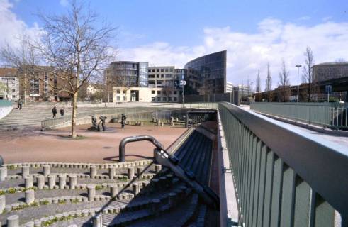 ARH Slg. Bürgerbüro 670, Blick auf den Andreas-Hermes-Platz mit der Skulpturengruppe "Die Frauen von Messina" und das Gebäude der DZ Bank, Hannover-Oststadt, 1997