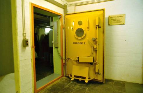 ARH Slg. Bürgerbüro 688, Schleuse im Luftschutzbunker unter dem Hauptbahnhof, Hannover, 1997