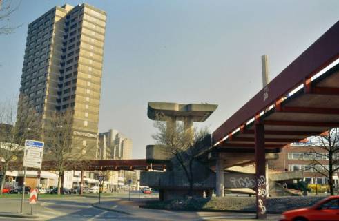 ARH Slg. Bürgerbüro 701, Blick auf Gebäude des Ihme-Zentrums und die ehemalige Hochbrücke an der Blumenauer Straße, Linden, zwischen 1995/2005