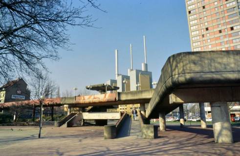 ARH Slg. Bürgerbüro 702, Blick auf die ehemalige Hochbrücke am Küchengartenplatz, Türme des Heizkraftwerks Linden und Gebäude des Ihme-Zentrums, Linden, zwischen 1995/2005