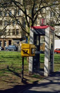 ARH Slg. Bügerbüro 735, Briefkasten und Telefonzelle am Oesterleyplatz, Hannover-Südstadt, zwischen 1995/2005
