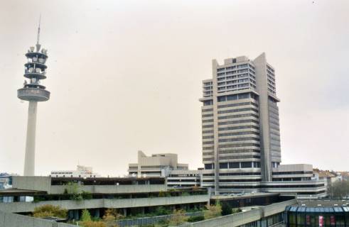 ARH Slg. Bürgerbüro 799, Blick vom Parkhausdach auf den VW-Turm und das Bredero-Hochhaus Lister Tor, Hannover, um 1997