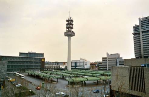 ARH Slg. Bürgerbüro 805, Blick vom Parkhausdach am Hauptbahnhof auf die Stadt mit dem Omnibusbahnhof und VW-Turm, Hannover, um 1997