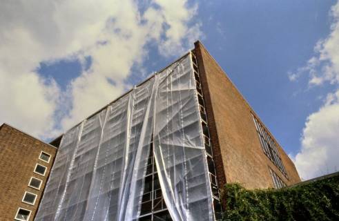 ARH Slg. Bürgerbüro 822, Gerüst an einem Gebäude auf dem Gelände des Faust e. V. (ehemals Gelände der Bettfederfabrik Werner & Ehlers), Linden-Nord, 1997