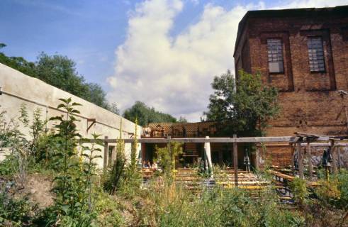 ARH Slg. Bürgerbüro 829, Biergarten Gretchen am Kesselhaus auf dem Gelände des Faust e. V. (ehemals Gelände der Bettfedernfabrik Werner & Ehlers), Linden-Nord, 1997