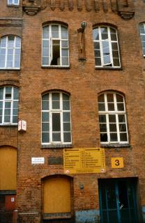 ARH Slg. Bürgerbüro 887, Blick auf die Fassade des ehemaligen Verwaltungsgebäudes der Continental AG an der Wunstorfer Straße 130 in der Wasserstadt, Limmer, zwischen 1995/2005
