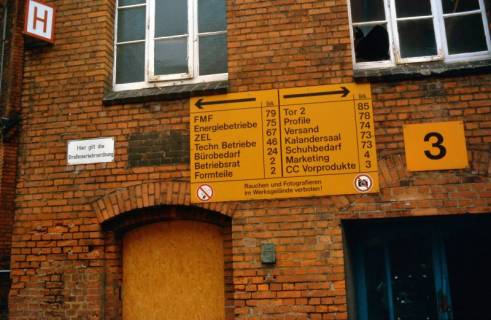 ARH Slg. Bürgerbüro 888, Blick auf Fassade und Wegweiser des ehemaligen Verwaltungsgebäudes der Continental AG an der Wunstorfer Straße 130 in der Wasserstadt, Limmer, zwischen 1995/2005