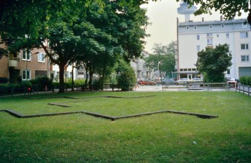 ARH Slg. Bürgerbüro 933, Blick über eine Wiese auf auf das Mehrfamilienhaus der Angerstraße 3 und den VW-Turm, Hannover-Oststadt, um 2001