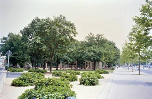 ARH Slg. Bürgerbüro 939, Blick auf den Spielplatz Am Klagesamarkt, Hannover, 2001