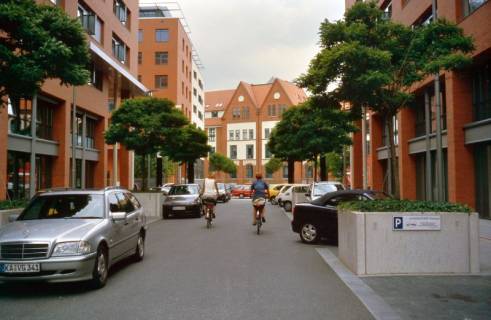 ARH Slg. Bürgerbüro 943, Pelikanviertel mit Blick Richtung Günther-Wagner-Allee auf das ehemalige Pelikanwerk, List, um 2000