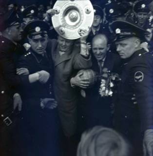 ARH Slg. Fratzer 01-001/0002, Rückkehr von Hannover 96 vom Finale der Deutschen Meisterschaft in Hamburg, Hannover, 1954