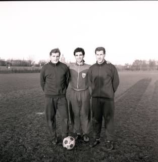 ARH Slg. Fratzer 01-0025/0007, Hannover 96 Fußballspieler und Unbekannter Spieler beim Training, ohne Datum