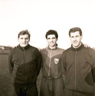 ARH Slg. Fratzer 01-0025/0008, Hannover 96 Fußballspieler und Unbekannter Spieler beim Training, ohne Datum