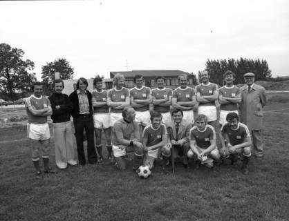 ARH Slg. Fratzer 01-0027/0004, Hannover 96 alte Herren Mannschaftsfoto, 1976