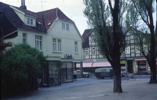 ARH Slg. Fritsche 73, Marktstraße mit dem Kaufhaus Scheele und dem Vorplatz der Kirche, Burgdorf, ohne Datum