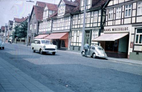 ARH Slg. Fritsche 88, Blick auf die Marktstraße von Poststraße Richtung Kirche gesehen, Burgdorf, ohne Datum
