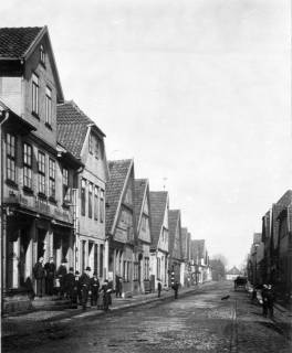 ARH Slg. Grabenhorst 21, Leinstraße mit Familie Kollmeyer, Neustadt a. Rbge., vor 1924