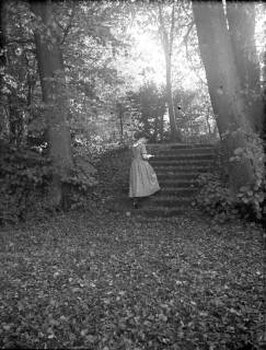 ARH Slg. Grabenhorst 5, Unbekannte junge Frau auf der Treppe des Walls am Schloss Landestrost, Neustadt a. Rbge., vor 1924