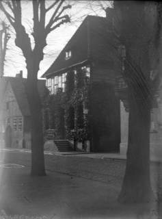 ARH Slg. Grabenhorst 6, Schulstraße mit dem Pfarrhaus und dem Haus Wilkening (Nr. 5), Neustadt a. Rbge., vor 1924