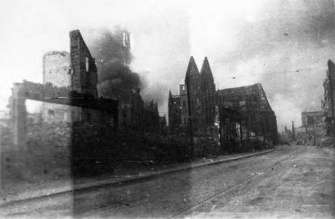 ARH Slg. Janthor 0017, Innenstadt und Marktkirche nach einem Angriff, Hannover, 1944
