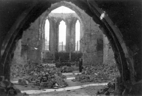 ARH Slg. Janthor 0167, Blick in das zerstörte Kirchenschiff der Kreuzkirche, Hannover, 1947