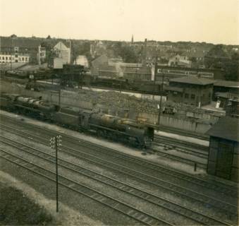 ARH Slg. Janthor 0244, Blick über die Schienen auf einen Zug und das Fabrikgelände von "Dreyer, Rosenkranz & Droop" in der Leisewitzstraße, Hannover, um 1940