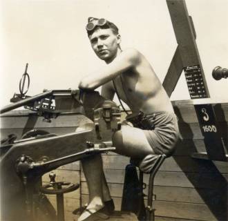 ARH Slg. Janthor 0249, Soldat an einer Flak (Flugabwehrkanone), Hannover, um 1940