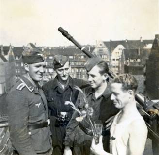 ARH Slg. Janthor 0252, Soldaten auf einer Flakstellung (an der Kestnerstraße?), Hannover, um 1940