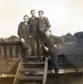 ARH Slg. Janthor 0256, Gruppenfoto von Soldaten auf einem Gebäude am Welfenplatz(?), Hannover-List, um 1940