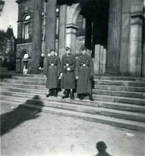 ARH Slg. Janthor 0261, Soldaten auf der Treppe der Staatsoper, Hannover-Mitte, um 1940