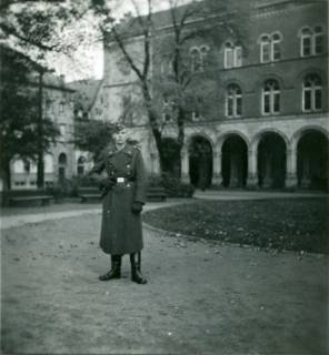 ARH Slg. Janthor 0262, Soldat vor dem Ratsgymnasium am Georgsplatz, Hannover-Mitte, um 1940