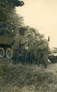 ARH Slg. Janthor 0264, Gruppenfoto von Soldaten, Hannover?, um 1940