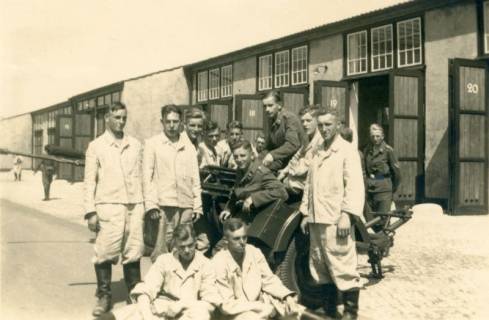 ARH Slg. Janthor 0268, Gruppenfoto von Soldaten an einer Flak (Flugabwehrkanone) auf dem Übungsplatz, Bothfeld, um 1940