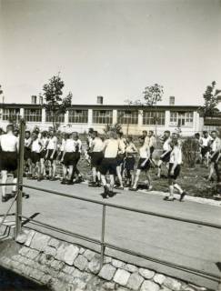 ARH Slg. Janthor 0281, Soldaten in Sportkleidung(?) auf dem Kasernengelände, Hannover?, um 1940