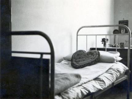 ARH Slg. Janthor 0284, Bett in einem Zimmer in der Kaserne, Hannover?, um 1940