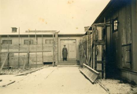 ARH Slg. Janthor 0296, Soldat vor einer Dienststelle der Luftvermittlung Nr. 27 in der Häckelstraße, Hannover-Bult, um 1940