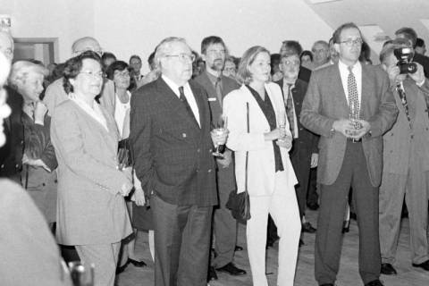 ARH Slg. Weber 02-001/0002, Teilnehmer der Einweihung des Neubaus der Sparkasse Hannover an der Nordstraße, Gehrden, zwischen 1990/2000