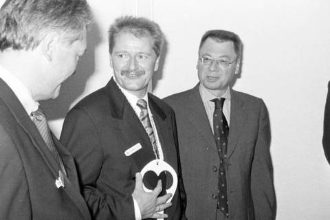 ARH Slg. Weber 02-001/0003, V.l. Landrat Karsten Hoppenstedt, Sparkassendirektor Wolfgang Klose mit umgehängtem Schlüssel als Hausherr und Vorstandssprecher der Sparkasse Bernhard Schäfer bei der Einweihung des Neubaus der Sparkasse Hannover an der Nordstraße, Gehrden, zwischen 1990/2000