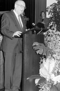 ARH Slg. Weber 02-001/0009, Oberkreisdirektor Herbert Droste bei einer Rede beim Festakt für die Stadt Gehrden , zwischen 1990/2000