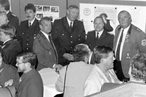 ARH Slg. Weber 02-001/0013, V.l. Jürgen Scholz (Ortsfeuerwehr Gehrden), Peter Mülder (Schützengesellschaft Lemmie), Stadtbrandmeister Fritz Narten, Brandschutzabschnittsleiter Eberhard Schmidt, Helmut Rohde (Schützengesellschaft Ottomar von Reden, Gehrden) bei einer Ausstellung, zwischen 1980/1990