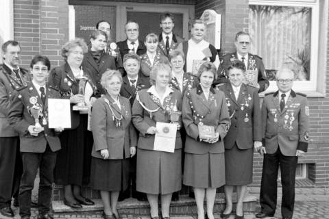 ARH Slg. Weber 02-001/0016, Siegerehrung bei der Schützengesellschaft Lemmie vor dem Gasthaus Fehlie, Gehrden, zwischen 1980/1990