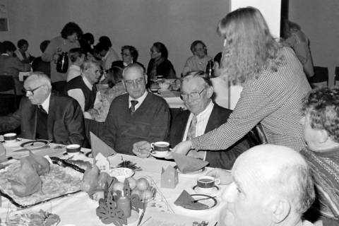 ARH Slg. Weber 02-001/0022, Kaffee und Kuchen für Senioren in der Weihnachtszeit, zwischen 1980/1990