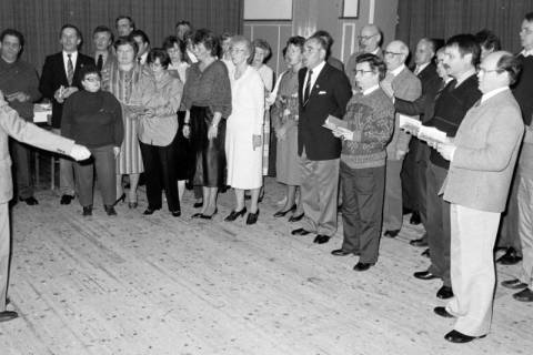 ARH Slg. Weber 02-002/0003, Auftritt des gemischten Chors Leveste im Saal des Gasthauses Behnsen, Leveste, zwischen 1980/1990