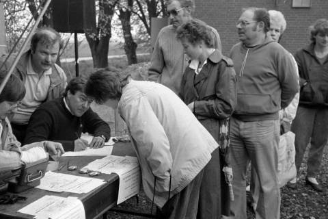 ARH Slg. Weber 02-002/0015, Personen stehen Schlange für die Anmeldung beim Vorsitzenden Rolf-Peter Hübner und Achim Sauerzapfe zum Volkswandertag beim TV Jahn Leveste , zwischen 1980/1990