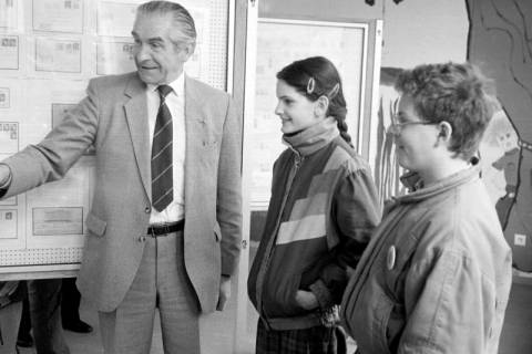 ARH Slg. Weber 02-002/0019, Der erste Vorsitzenden des Philatelistenvereins Robert Piesch zeigt Nina Adam und einem Jugendlichen eine Briefmarkenausstellung in einer Schule?, um 1985